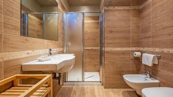 Doccia, set di cortesia gratuito, asciugacapelli, bidet