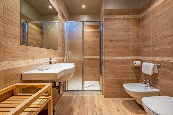 Shower, free toiletries, hair dryer, bidet