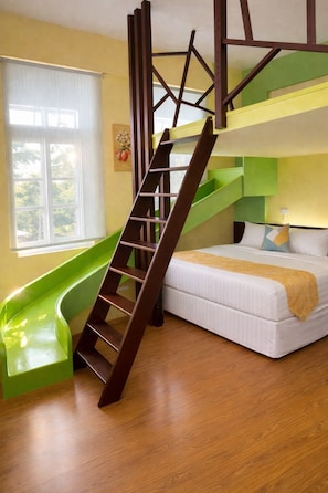 Standard Quadruple Room, 2 Double Beds | Desk, blackout curtains, soundproofing, bed sheets - Jumping Hostel (Liuqiu)