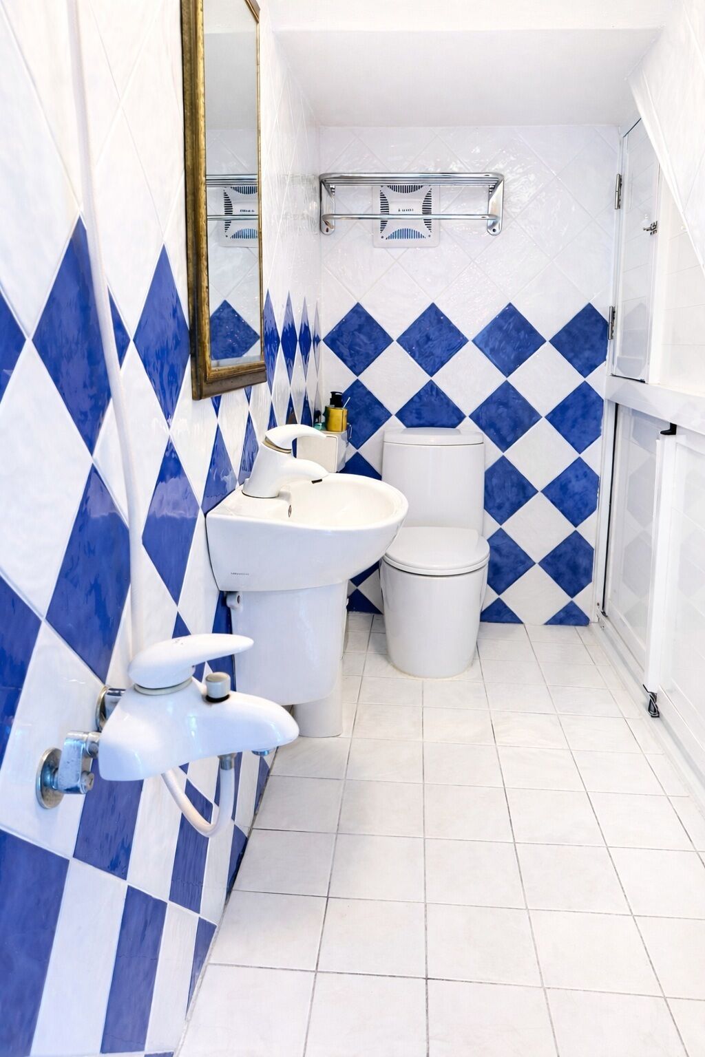 Shower, rainfall showerhead, free toiletries, hair dryer