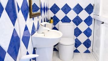 Shower, rainfall showerhead, free toiletries, hair dryer