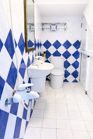 Shower, rainfall showerhead, free toiletries, hair dryer - Jumping Hostel (Liuqiu)