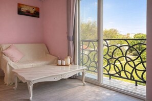 Standard Quadruple Room, 2 Double Beds | Desk, blackout drapes, soundproofing, bed sheets - Jumping Hostel (Liuqiu)