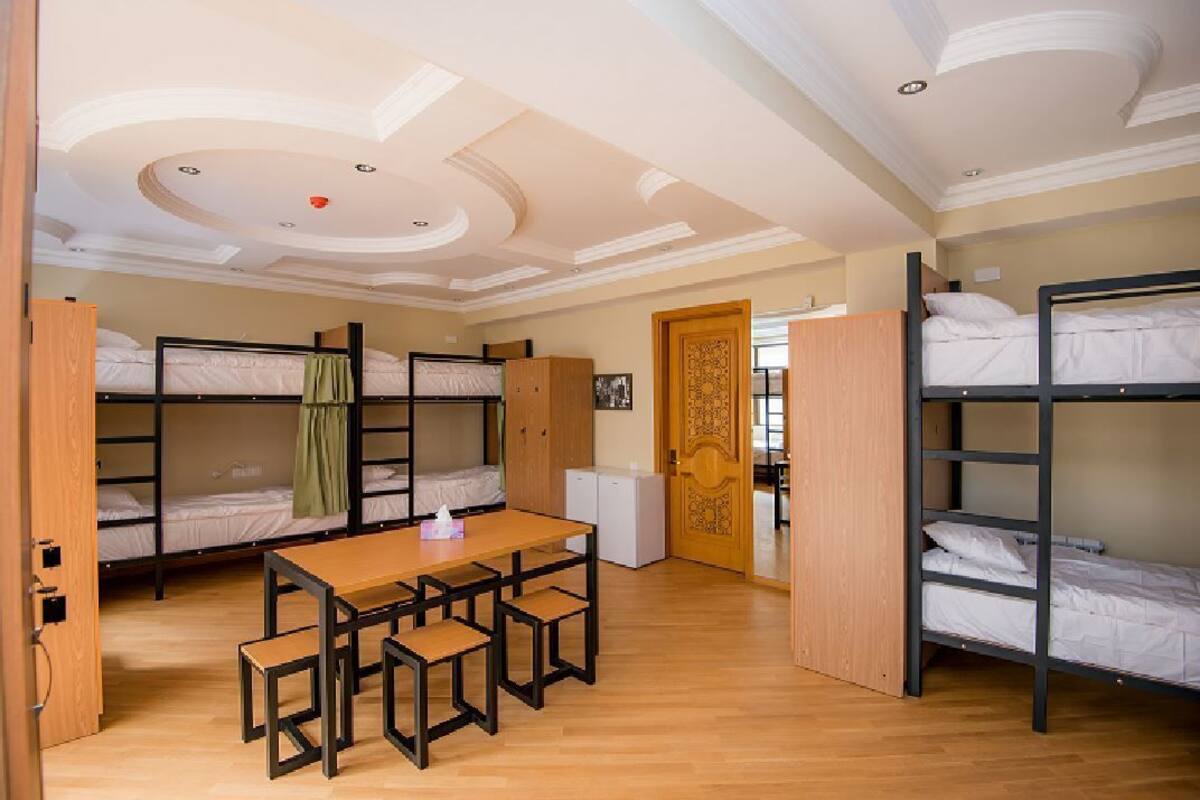 Meja kerja dan Internet kabel gratis