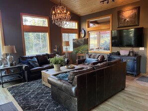 Una Smart TV, una chimenea, un reproductor de DVD, libros