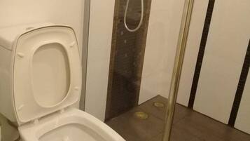 1-Bedroom Apartment | Bathroom | Shower, free toiletries, towels