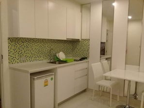 1-Bedroom Apartment  | Private kitchenette | Fridge, microwave - Amazon Residence Condo by MaiNot (Pattaya)