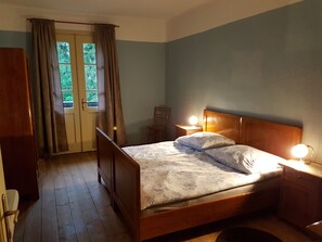 Traditional Double Room, 2 Single Beds, Shared Bathroom | Individually decorated, individually furnished, desk, iron/ironing board