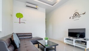 Three Bedrooms Private Pool Villa | 起居区 | 40-英寸纯平电视 （配备有线频道）、电视