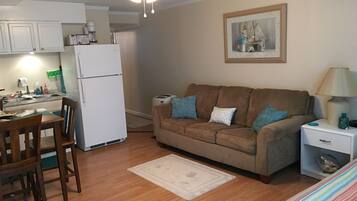 Smart TV, DVD player, table tennis, books