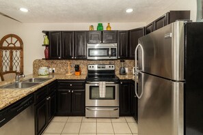 Køleskab, mikrobølgeovn, ovn, kogeplade