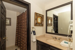 Bruser, hårtørrer, håndklæder