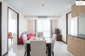 Two Bedrooms Apartment | Repas dans la chambre