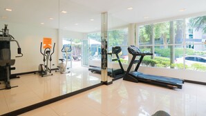 Een sportschool met trainingsapparatuur, grote ramen en een schoon, modern design.