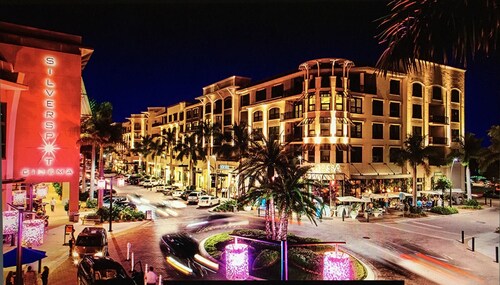 Walk to Vanderbilt Beach, Pets, 2 Mstrs w Kings beds, htd pool, bikes, BBQ