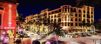 Walk to Vanderbilt Beach, Pets, 2 Mstrs w Kings beds, htd pool, bikes, BBQ