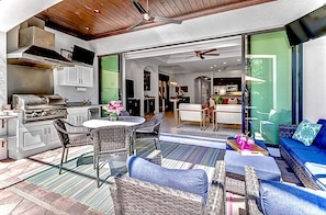 Smart TV, stereo - Walk to Vanderbilt Beach, Pets, 2 Mstrs w Kings beds, htd pool, bikes, BBQ (North Naples)