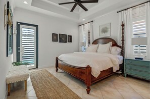 4 bedrooms, desk, iron/ironing board, travel cot - Walk to Vanderbilt Beach, Pets, 2 Mstrs w Kings beds, htd pool, bikes, BBQ (North Naples)