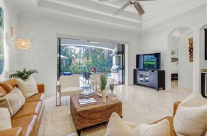 Smart TV, stereo - Walk to Vanderbilt Beach, Pets, 2 Mstrs w Kings beds, htd pool, bikes, BBQ (North Naples)