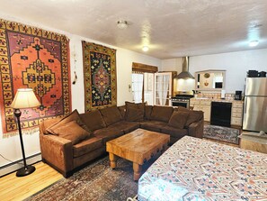 TV, fireplace - Casita Bella -clubhous pool tennis hot tub internet stream deck patio privacy (Arroyo Seco)