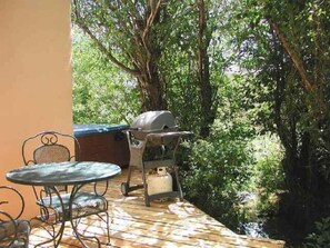 Outdoor dining - Casita Bella -clubhous pool tennis hot tub internet stream deck patio privacy (Arroyo Seco)