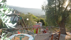 A playground with a swing set, a slide, and a climbing structure. - Agriturismo Valle Dei Gelsi (Peschici)