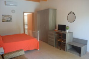 Double Room | Desk, free WiFi