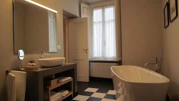 Suite Deluxe, junto al lago | Baño | Tina y regadera independientes, tina profunda, regadera tipo lluvia