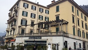 Um edifício com vários andares, com um restaurante chamado "Ristorante Pizzeria" no andar térreo.