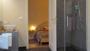 Suite Deluxe | Bagno | Vasca e doccia separate, vasca da bagno a immersione totale