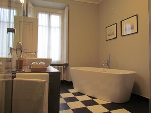 豪華套房, 湖畔 | 浴室 | 獨立浴缸及淋浴設備、浸缸、雨淋花灑、免費梳洗用品