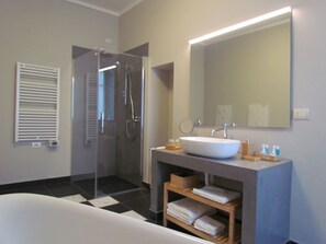 Deluxe Suite, Lakeside | Bathroom | Separate tub and shower, deep soaking tub, rainfall showerhead