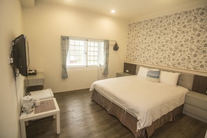 Comfort Double Room | Desk, blackout drapes, free WiFi, bed sheets