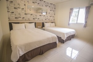 Classic Quadruple Room | Desk, blackout drapes, free WiFi, bed sheets