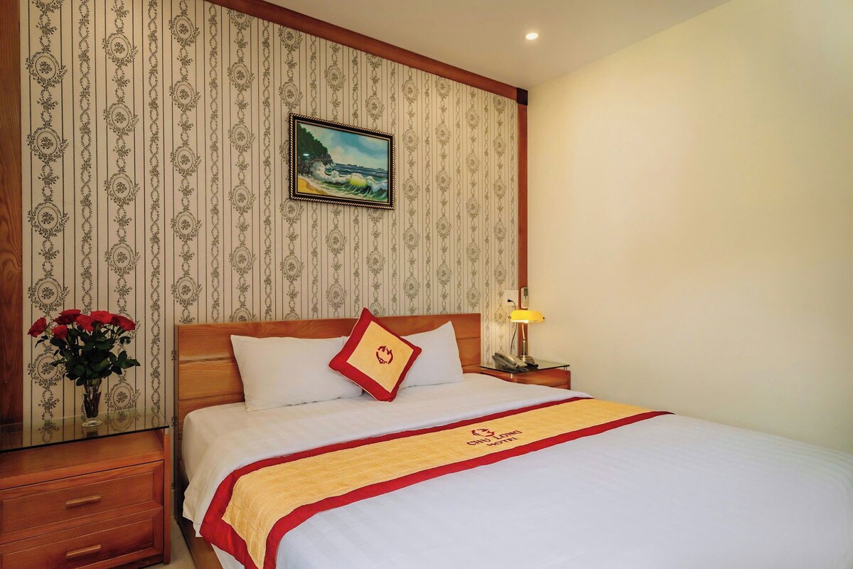 Phòng đơn tiện nghi đơn giản, không hút thuốc, quang cảnh núi | Bàn, khu vực làm việc phù hợp cho laptop, màn/rèm cản sáng 