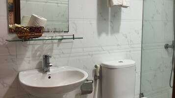 Habitación familiar | Baño | Ducha, artículos de higiene personal gratuitos y secador de pelo