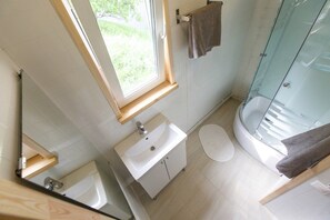 House (Остров) | Bathroom | Shower, free toiletries, towels