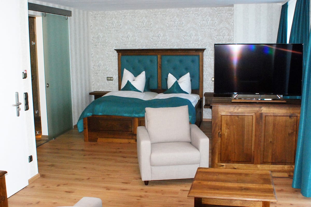 desk, blackout curtains, rollaway beds, free wifi