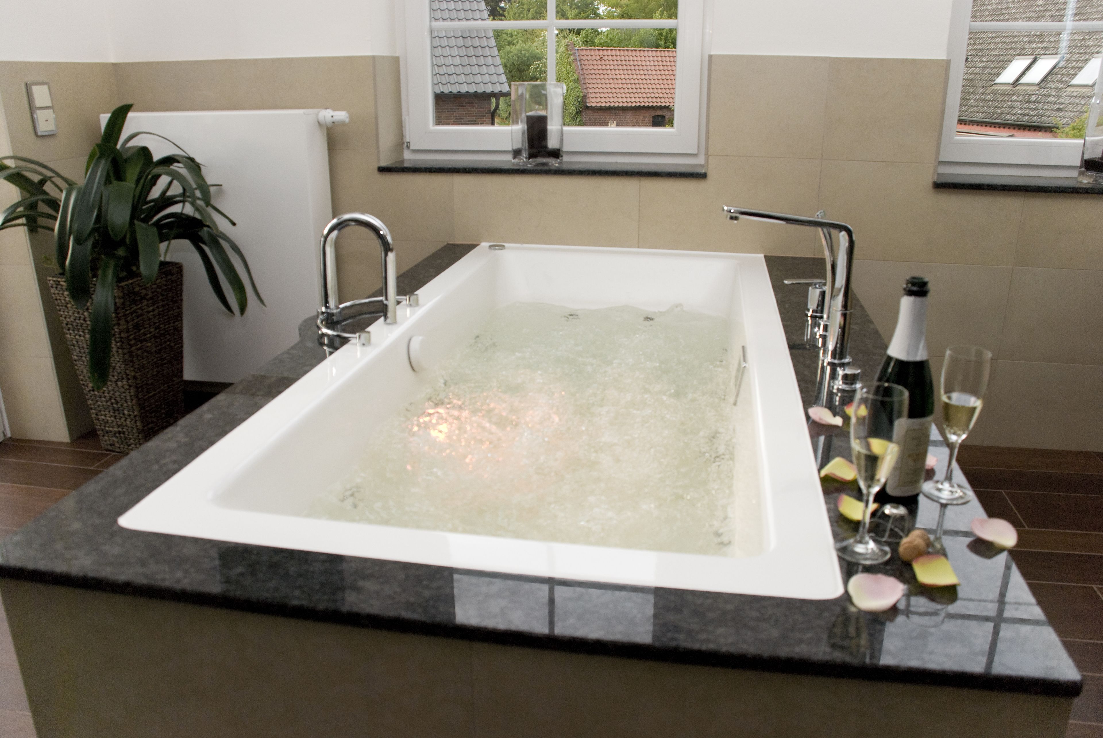 suite, balcony | deep-soaking bathtub