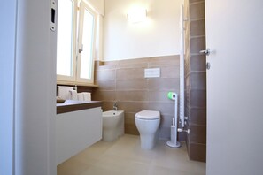 Deluxe-Zimmer, eingeschränkter Meerblick (COLUNITRI) | Badezimmer | Kostenlose Toilettenartikel, Haartrockner, Bidet, Handtücher