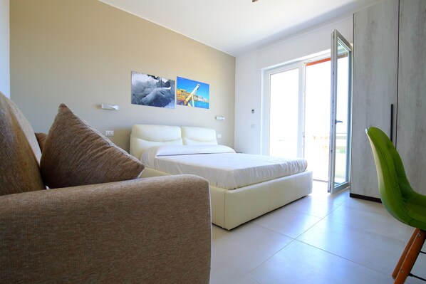 Chambre Triple, balcon (CARISCIA)