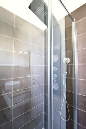 Chambre Deluxe, vue partielle sur la mer (COLUNITRI) | Douche de la salle de bain