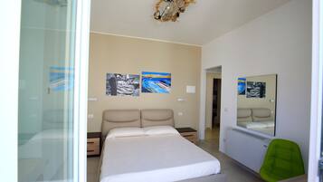 Dreibettzimmer, Meerblick (SCERI) | Hochwertige Bettwaren, Zimmersafe, Schreibtisch, Bügeleisen/Bügelbrett