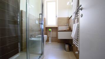 Chambre Triple, vue mer (SCERI) | Salle de bain