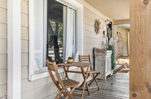 Outdoor dining - The KYLE GeTaWaY!!  Add’l Cottage in back, if available, that sleeps 4 More! (College Station)