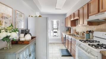 Een koelkast, een magnetron, een oven, een kookplaat