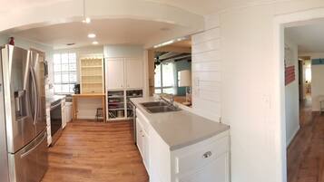 冰箱、微波炉、烤箱、炉灶