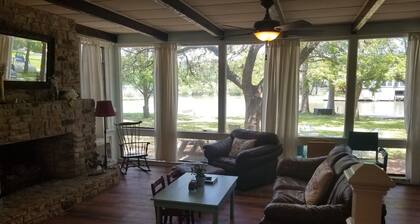 Lake LBJ - Constant Level Waterfront on Chevy Cove - 4 king beds