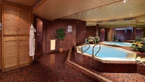 Un área de spa con dos jacuzzis, taquillas de madera y suelo de baldosas.