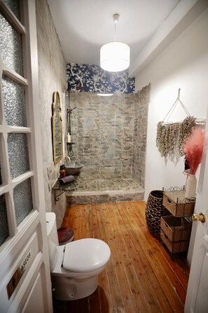 Triple Room | Bathroom | Shower, hair dryer, towels - ThePlacetoBe B&B (Valladolid)